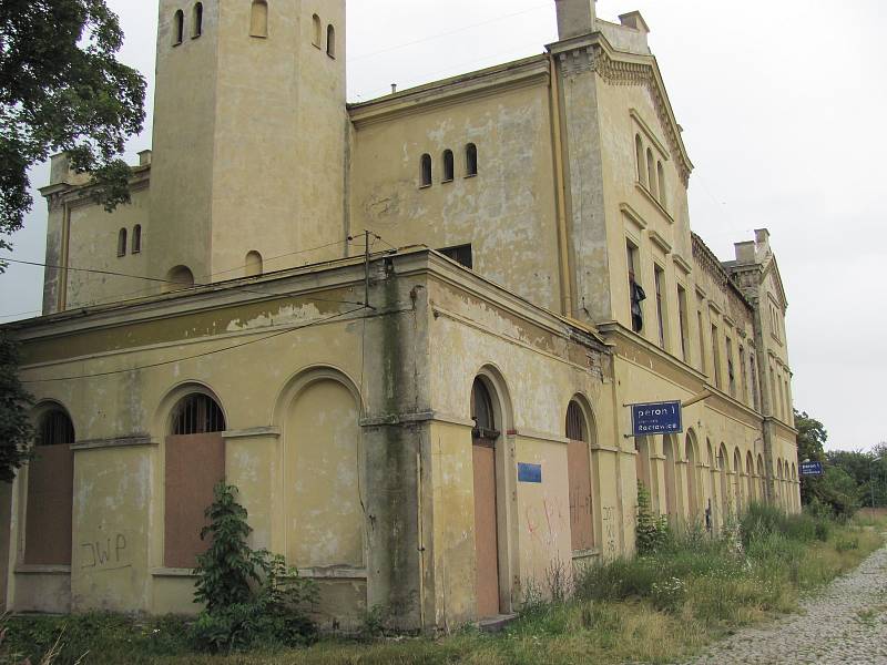 Nádraží v Hlubčicích má svou architekturou evokovat tvar parní lokomotivy.