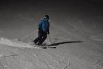Lyžařské sezóna v lyžařském středisku v Karlově v Jeseníkách začala romantickým nočním lyžováním při měsíčku. Zajím se rozjela jen  čtyřsedačka Express, další střediska ve Ski Aréně Karlov ji brzy budou následovat.