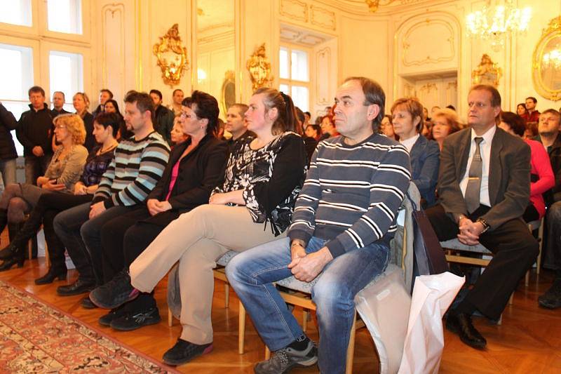 Český červený kříž ocenil v pátek v prostorách bruntálského zámku desítky bezplatných dárců krve a krevní plazmy.