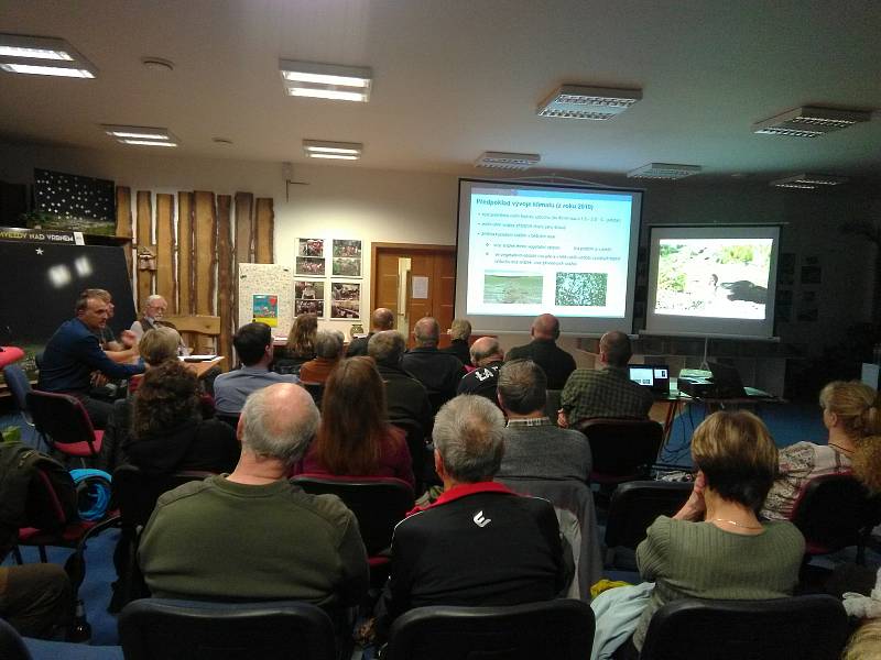 Jan Unucka, hydrometeorolog z Českého hydrometeorologického ústavu (ČHMÚ), zavítal v rámci svých přednášek také do Karlovy Studánky a  Vrbna pod Pradědem. Svou prezentaci nazval  Voda v krajině Jeseníků. Foto: Andrea martínková