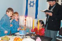 Chanuka je osmidenní svátek, během kterého se na osmiramenném svícnu každý sen rozzáří jedna svíčka. Příznivci krnovské synagogy znovu oživují tyto dávné tradice.