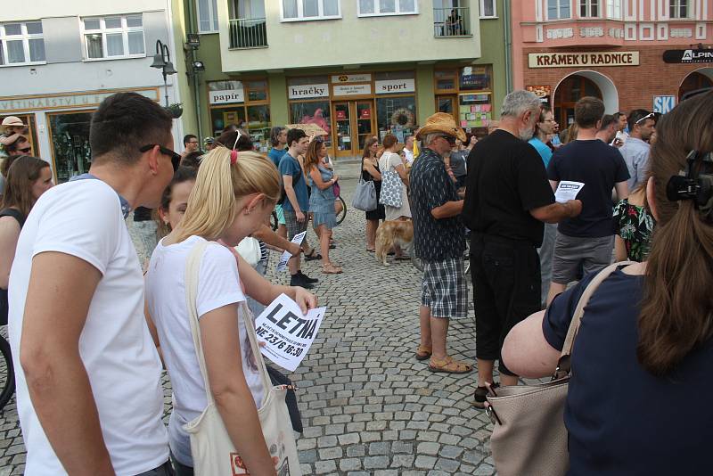 Demonstrace za nezávislou justici a proti vládě 11. června v Krnově.