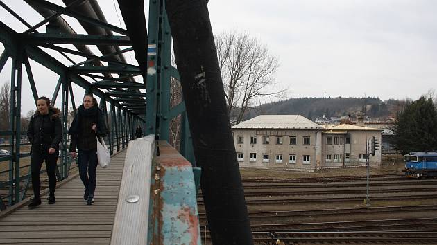 Lávka přes kolejiště spojuje Krnov a Kostelec už 110 let. Nyní bude kvůli havarijnímu stavu uzavřena.