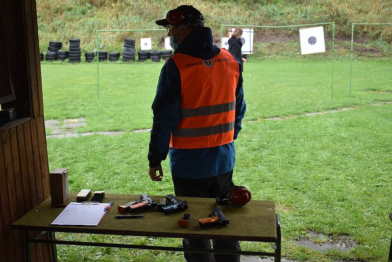 Česká zbrojovka si pro krnovskou střelnici tentokrát připravila kolekci třiceti sportovních, armádních, loveckých a osobních zbraní, jakou hned tak někde pohromadě neuvidíte.