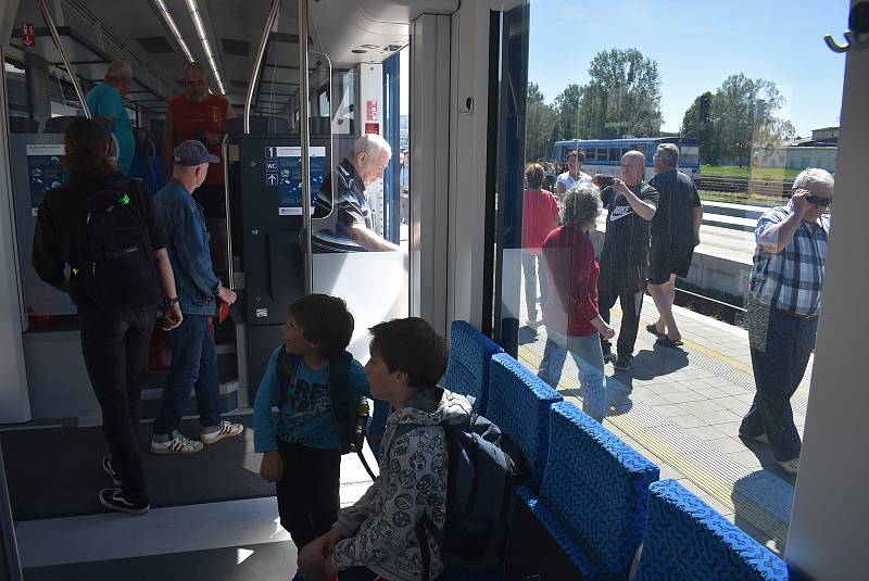 Na krnovském nádraží poprvé v historii zastavil vodíkový vlak, květen 2022.