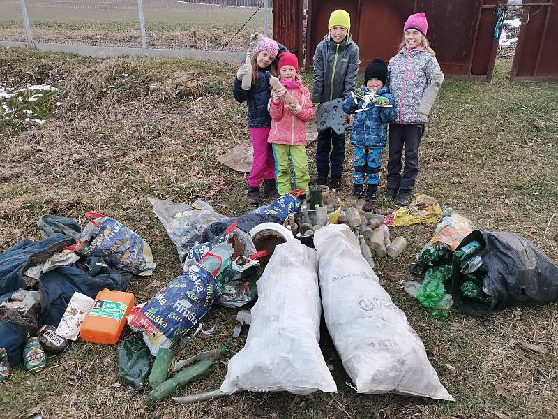 Dobrovolnickou akci Ukliďme Krnov již po sedmé uspořádal skautský oddíl Krnovská Trojka. Zapojily se hlavně rodiny s dětmi. Březen 2021.