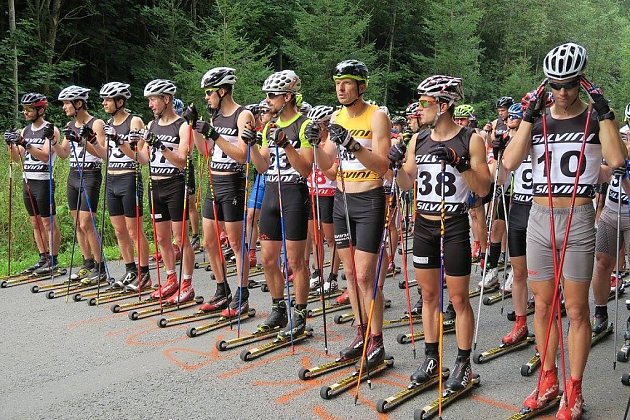 Před výjezdem na Dlouhé Stráně. V první řadě stojí ti nejlepší. Zleva Daniel Máka, Jiří Harcuba, Václav Sedláček, Lukáš Bauer, Jonáš Bešťák, Jiří Ročárek, Stanislav Řezáč, Adam Fellner a Luděk Šeller. 