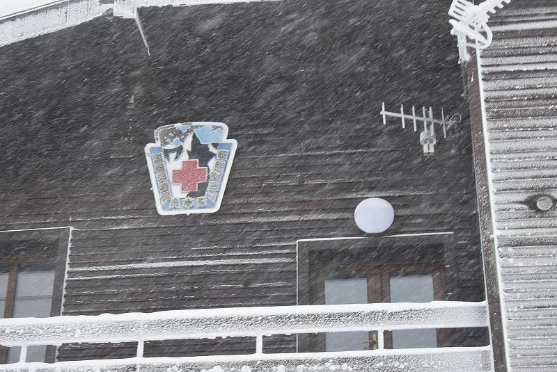 Nedočkavé běžkaře vítala v Jeseníkách na Ovčárně zatažená obloha, mokrý sníh a šedivé pošmourno. 2. 12. 2021