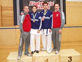 Karatisté z bruntálského klubu karate–dó vystavují na obdiv své bronzové medaile.