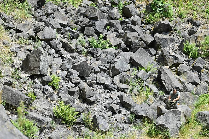 Turisty láká do Meziny Lávový proud, který vytvořila Venušina sopka, i ten dřevěný, který vyřezal František Nedomel z modřínu.