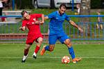 Tomáš Adamovský (v modrém) střílí góly v dresu Břidličné.