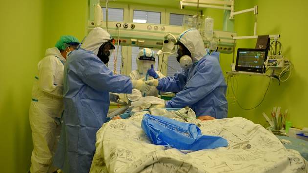 Zdravotníci SZZ Krnov se aktuálně starají o desítky pacientů se středně těžkým a těžkým průběhem onemocnění Covid-19.