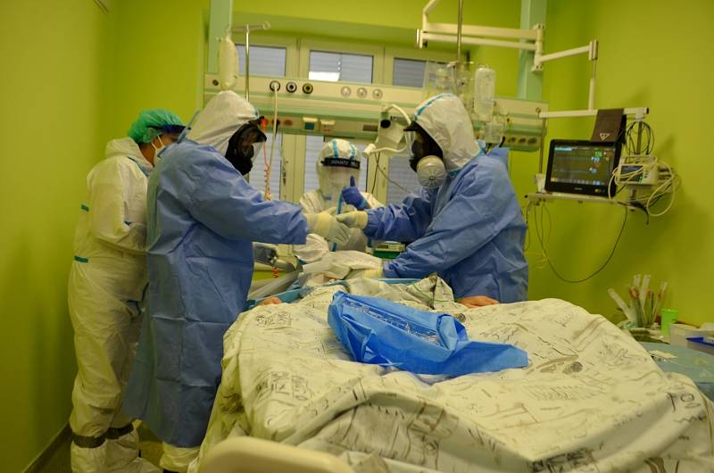 Zdravotníci SZZ Krnov, kteří se starají o pacienty se středně těžkým a těžkým průběhem onemocnění Covid-19.