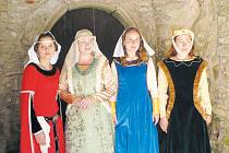 Skupina historického šermu Revertar na hradě Sovinci vystupuje tradičně. Letošní rok není výjimkou. Jde o jejich poslední letošní vystoupení.