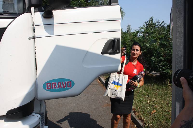 Zaměstnanci Charity Krnov a krnovské radnice společně nakládali nemocniční lůžka a humanitární pomoc na kamion, který v pondělí 23. července vyrazil na Ukrajinu.