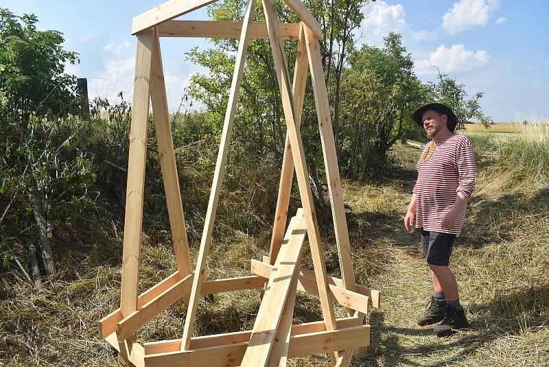 Třináct studentů architektury vytvořilo v zaniklé vsi Pelhřimovy 13 zastavení křížové cesty. Oživili úvozovou cestu ztracenou v džungli. 30.6. 2022.