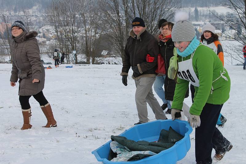 Silvestrovský sjezd na pekáči skvěle pobavil ve Vrbně pod Pradědem.