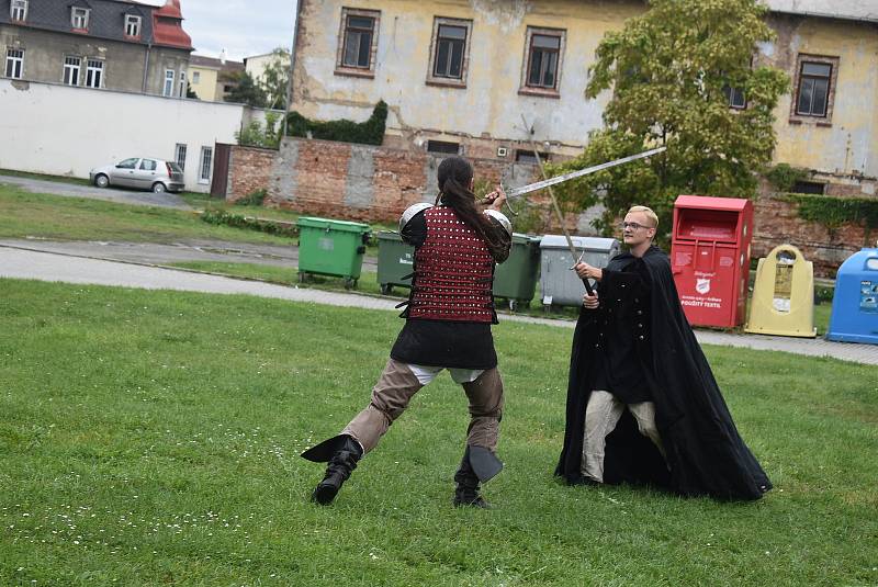 Sousedská slavnost Zažít Krnov jinak se odehrávala po obou stranách historického nýtovaného mostu.