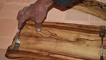 Petr Kruk v Bartultovicích představil svou celoživotní zálibu ve dřevu. Dokáže na něm vytvořit Lichtenbergovy obrazce, neboli zuhelnatělé stopy po vysokém napětí.