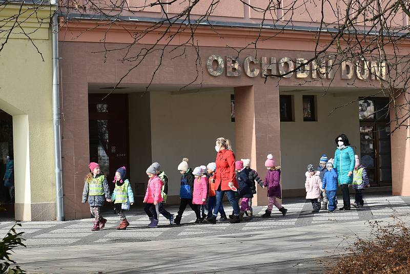 Uvnitř veřejných budou už jsou respirátory samozřejmostí. V centru Krnova se s nimi stále častěji můžeme setkat také venku. 25. února 2021.