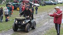 U rybníku v Andělské Hoře bylo v sobotu veselo. Účastníky traktoriády aneb soutěže netradičních vozidel nezastavil před zápolením ani déšť, ani všudypřítomné bahno. 