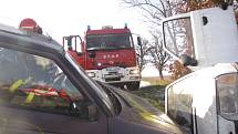 Cvičení hasičů. Zásah u dopravní nehody dvou osobních vozidel s vyproštěním osob u obce Rusín. 