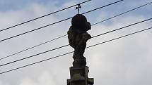 Monumentální památník padlým v Dívčím Hradě vytvořil Josef Obeth. Loni byl zrestaurován. Pieta a kulturní památka se v sousedství sloupů a drátů vyjímá dost divně.