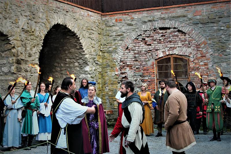 V sobotu se na hradě Sovinci na okraji Moravskoslezského kraje konala velkolepá historická akce pro veřejnost s názvem Slavnosti pánů ze Sovince. Kromě natěšených diváků se jí zúčastnilo několik skupin historického šermu, divadelníků, komediantů, kejklířů