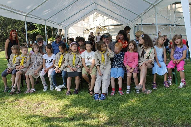 Křížovou cestou proudili na svátek svaté Anny ke stejnojmennému kostelu na Annabergu nad Andělskou Horou poutníci, aby si vyslechli mši svatou duchovního správce Marka Žukowského. 