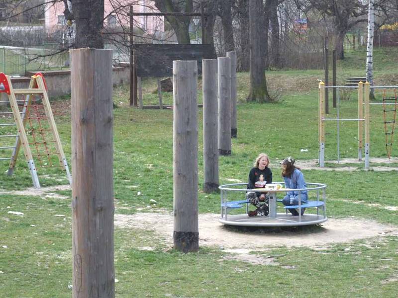 Lanové centrum dnes už připomínají pouze kůly.