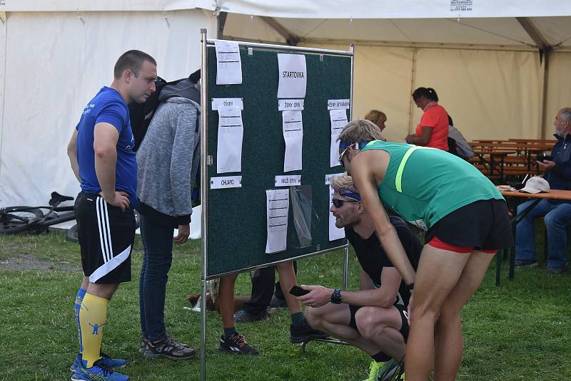 Na Cvilíně bylo v sobotu pořádně živo. Fanoušci povzbuzovali běžce do schodů, a svatebčané vítali ženicha s nevěstou na traktoru.