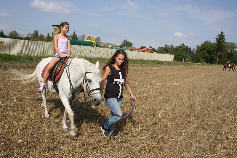 Krnovské dožínky se odehrály na statku u česko - polské tradice. Připomenuly veřejnosti, že k tomuto regionu neodmyslitelně patří také zemědělství.