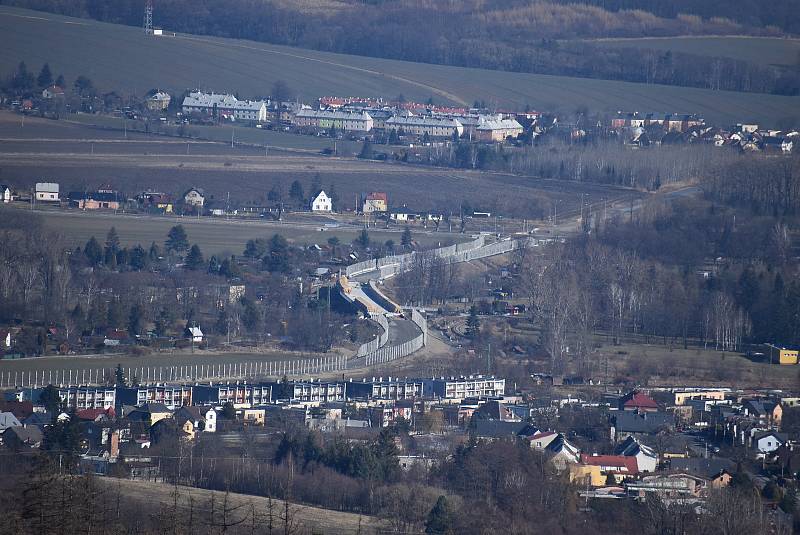 Krnované si v době lockdownu oblíbili výlety na Ježník. Odpadkový koš pod rozhlednou Vyhlídka doslova přetékal. Co se stane, když odpadkové koše zmizí z krnovských lesů?