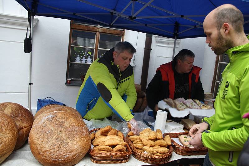 Linhartovský zámek hostil  jarmark, na který přišlo přes 2,5 tisíce lidí.