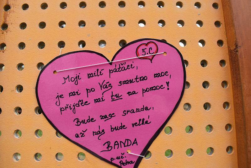 Učitelé krnovské školy napsali žákům na plot vzkazy, jak moc se jim po nich stýskalo.