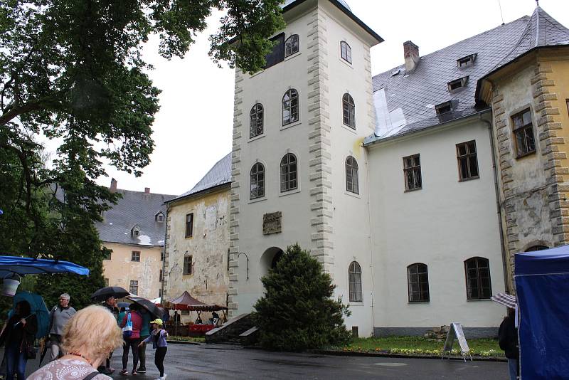 Na zámku v Janovicích u Rýmařova začala sezona, v sobotu 8. června byl zámek slavnostně otevřen.