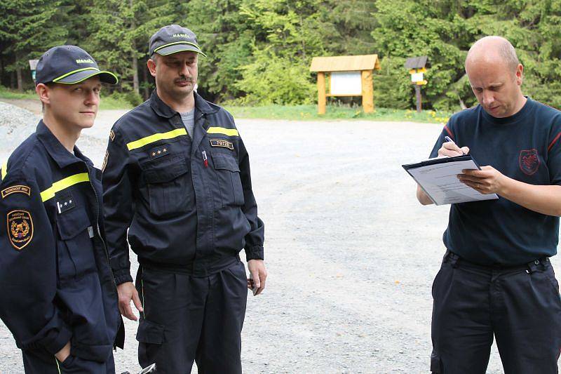 V plné výstroji, za třicetistupňových teplot hasit plameny polykající lesní porost v nepřístupném terénu Jeseníků není ani pro zkušené hasiče žádná slast.