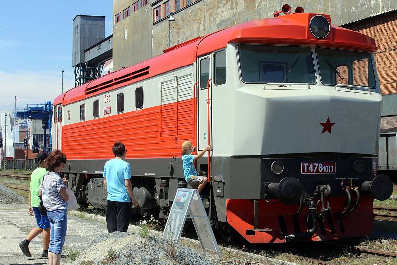 Vlak sestavený z vagonů, kterými cestovali českoskoslovenští prezidenti, vyrazil na turné po Česku a Slovensku. Výraznou stopu v něm zanechali řemeslníci z Krnovska a Ostravska.