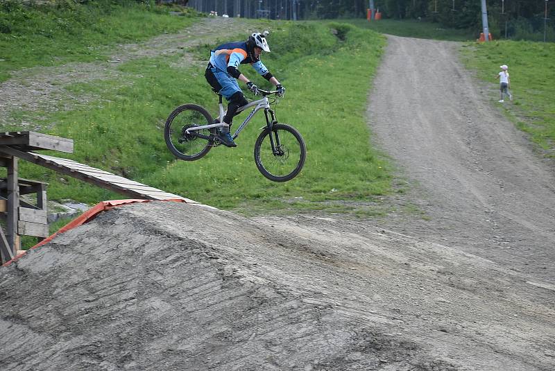 Bikepark Kopřivná v Jeseníkách pojal zahájení sezony jako zábavnou show pro celou rodinu.