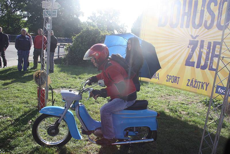 Legendární Jawa pionýr neboli fichtl je úžasný motocykl.  Bohušovská Fichtlmánie byla oslavou pincků.