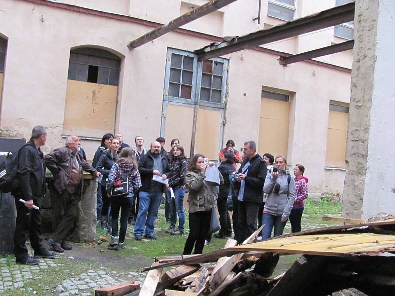 Brownfield trip představil zájemcům minulost i budoucnost krnovské Karnoly, kterou je provedl Michal Skalka. Pak pokračovali do Jindřichova a Osoblahy.