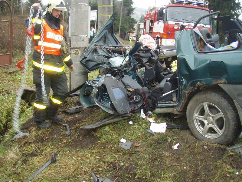 Dvě jednotky hasičů zasahovaly v úterý odpoledne v Heřmanovicích u nehody osobního automobilu Toyota RAV4. Museli vyprostit obtížně zaklíněného řidiče vozidla, které skončilo ve sloupu.