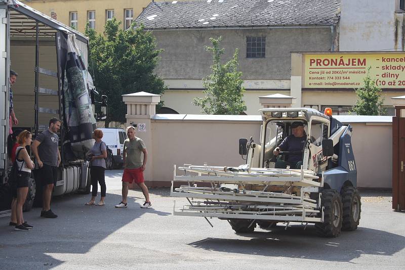 Zaměstnanci Charity Krnov a krnovské radnice společně nakládali nemocniční lůžka a humanitární pomoc na kamion, který v pondělí 23. července vyrazil na Ukrajinu.