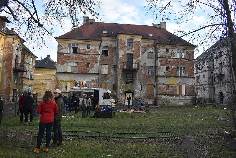 Atmosféra krnovského Bronxu zaujala filmaře, kteří hledali zašlé oprýskané domy pro natáčení filmu Citlivý člověk.