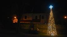 Rozsvícení vánočního stromu a Mikulášská nadílka v zahradě fary v Úvalně. 2. prosince 2022
