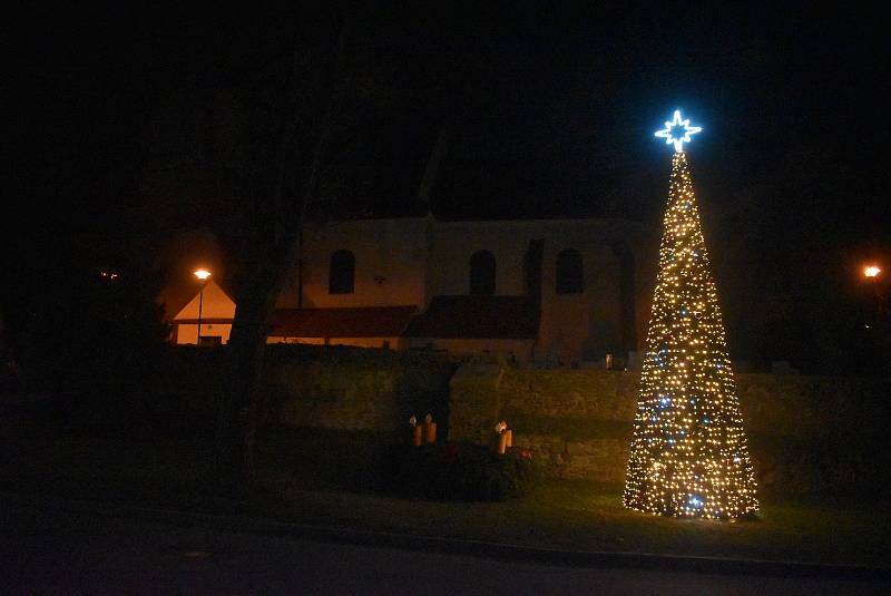 Rozsvícení vánočního stromu a Mikulášská nadílka v zahradě fary v Úvalně. 2. prosince 2022