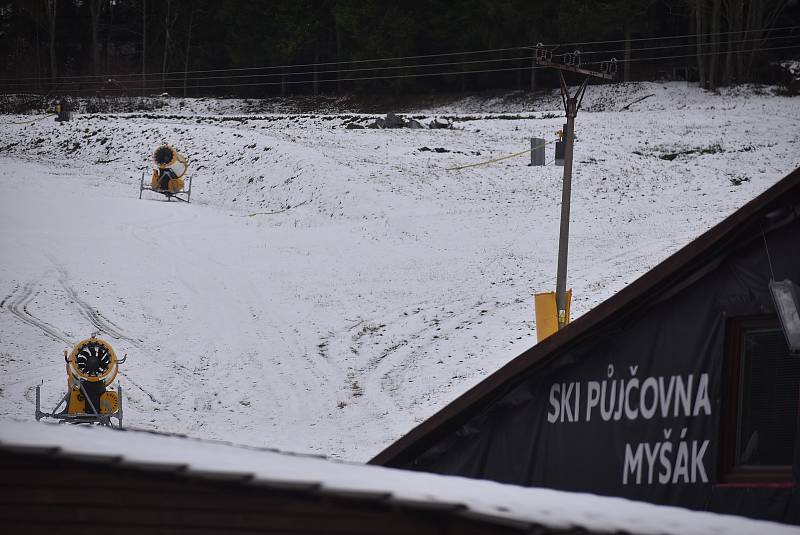 V Jeseníkách v Malé Morávce ve skiareálech Karlov a Kopřivná právě finišují přípravy na start nové lyžařské sezony. Listopad 2022