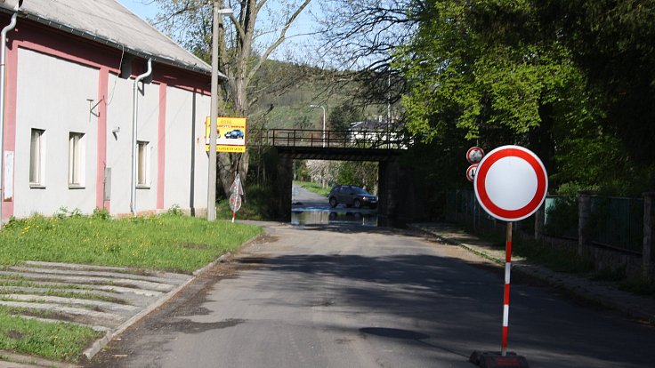 Po Chářovské ulici projíždí auta z Krnova do Brantic pod železničním mostem. Jeho oprava si vyžádá výluky na železnici i omezení silniční dopravy.