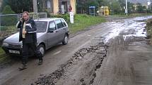 Porovnejme současnou situaci s archivními snímky z Opavice. Autobusová zastávka a zábradlí jsou dnes na stejném místě jako při povodních v roce 2007.