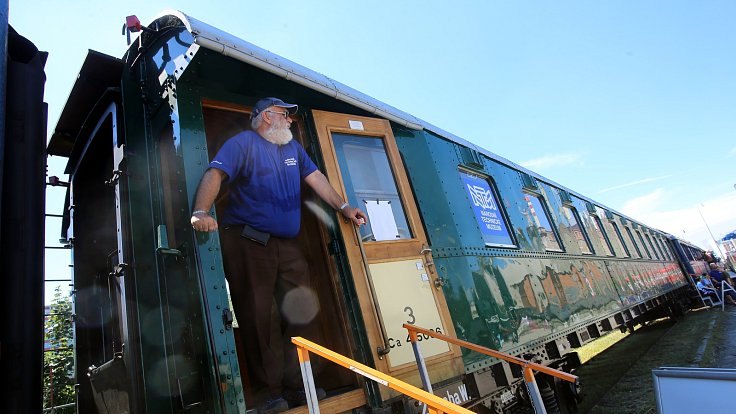Vlak sestavený z vagonů, kterými cestovali českoskoslovenští prezidenti, vyrazil na turné po Česku a Slovensku. Výraznou stopu v něm zanechali řemeslníci z Krnovska a Ostravska.